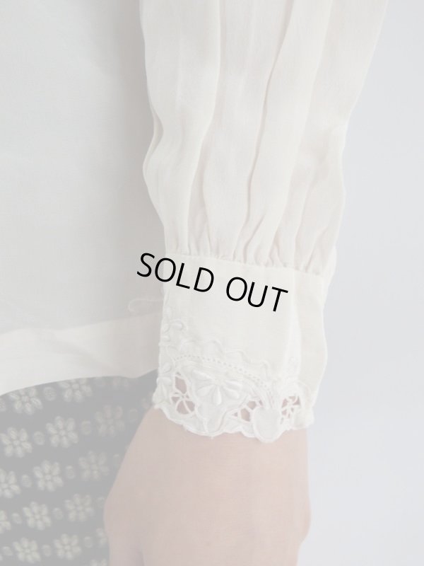 画像6: ★未使用*シルク製お花刺繍の極上ブラウス