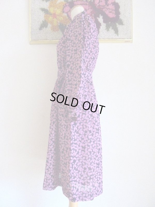 画像6: 紺地にピンクの葉っぱ柄ベルト付きワンピ