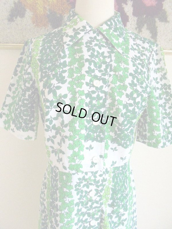 スナップが付いてるので襟元全部上まで留めるスタイリングもできます