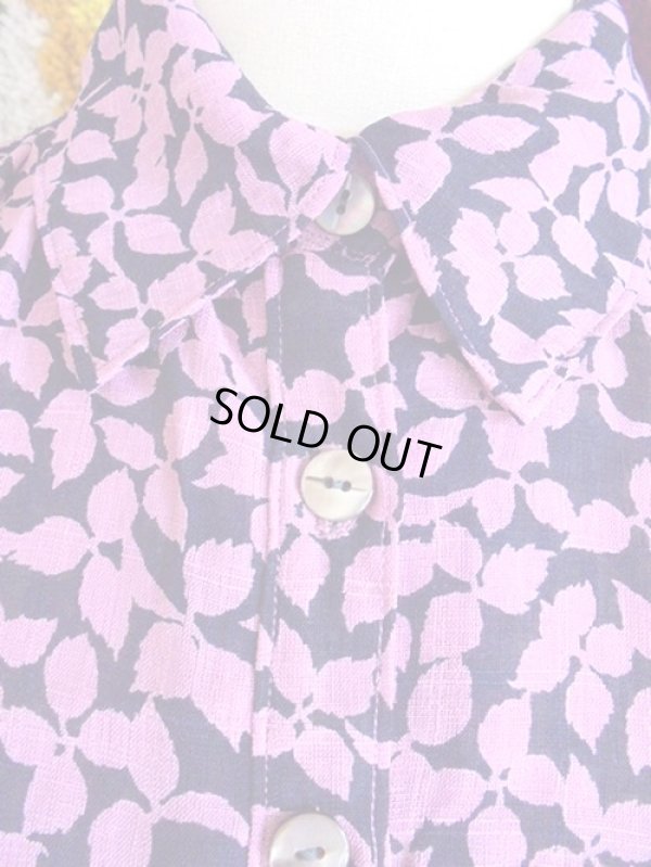 画像3: 紺地にピンクの葉っぱ柄ベルト付きワンピ