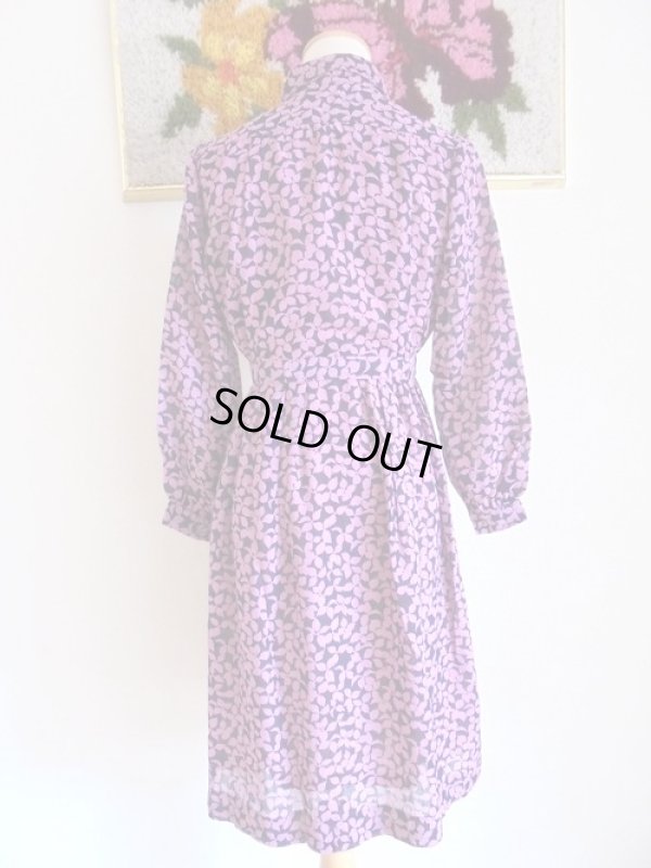 画像7: 紺地にピンクの葉っぱ柄ベルト付きワンピ