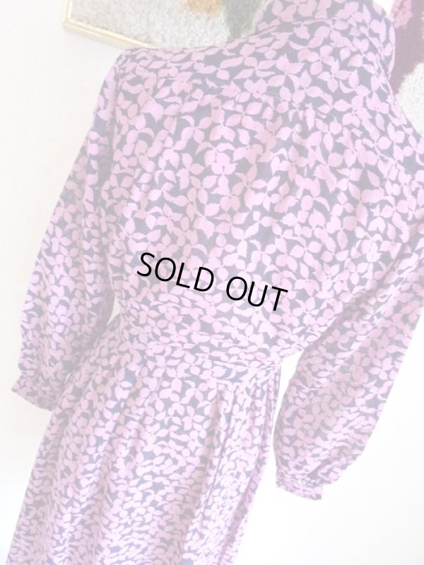 画像8: 紺地にピンクの葉っぱ柄ベルト付きワンピ