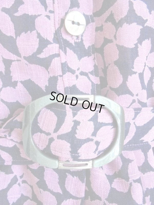 画像4: 紺地にピンクの葉っぱ柄ベルト付きワンピ