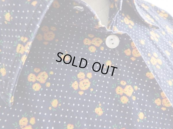 画像3: 紺地に花柄レトロブラウス