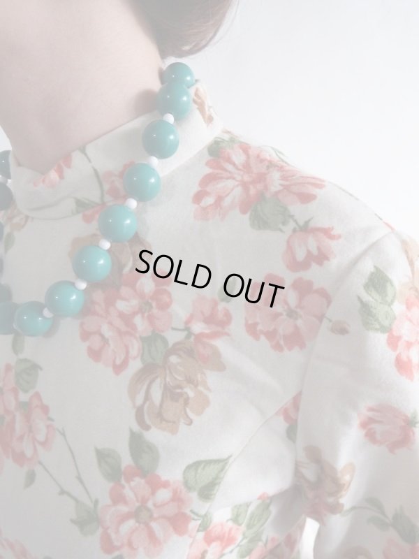 画像9: 白地にオレンジ花柄のハイネックワンピ【送料無料】