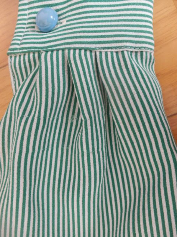 左袖口上辺りに糸ツリあり