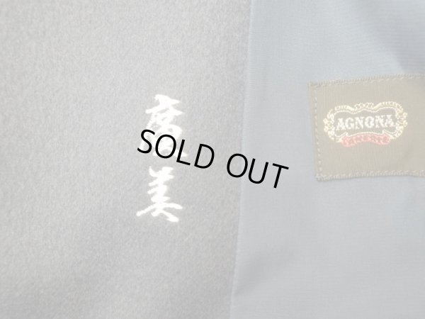 右胸の裏面に名前の刺繍が入っています