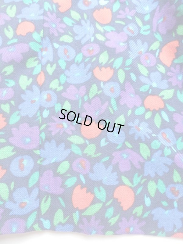 前身スカート裾上に縦糸ツリあり