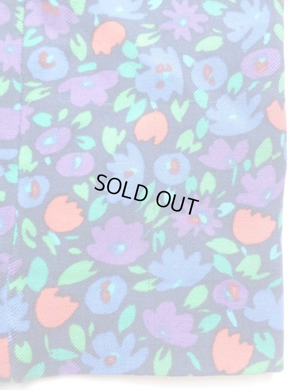 前身スカート左側に糸ツリあり