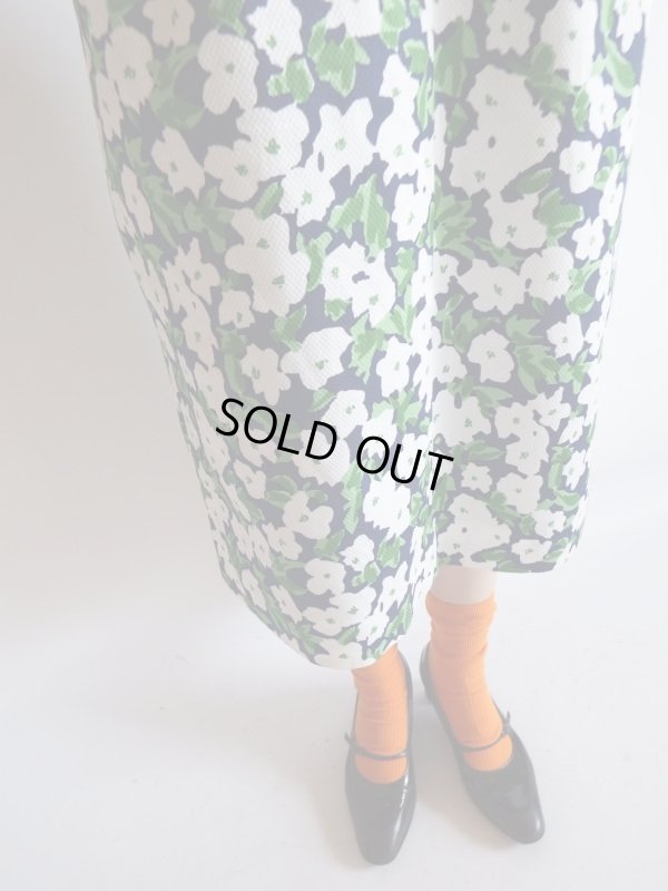 画像9: スカラップ襟の白花模様に夢中