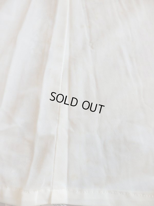 裏地に多数薄シミと変色あり