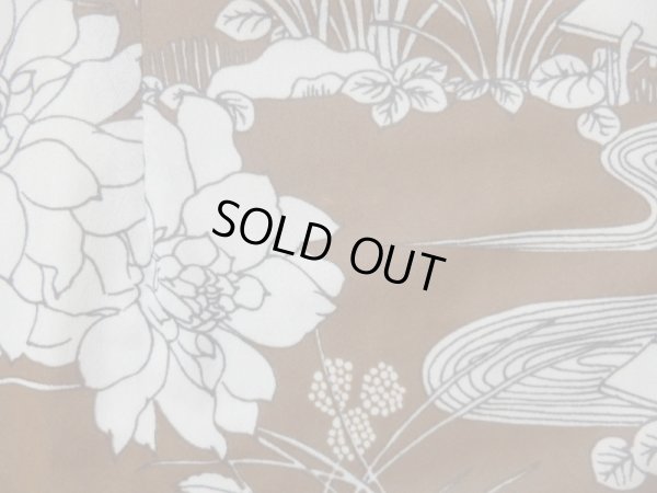 後身スカート中心辺りにうっすら変色部分あり