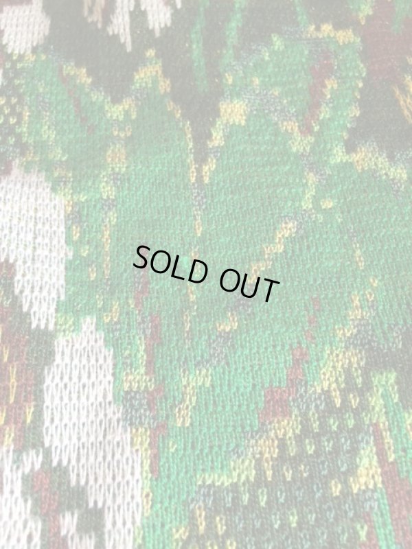 背中に糸飛び出しあり