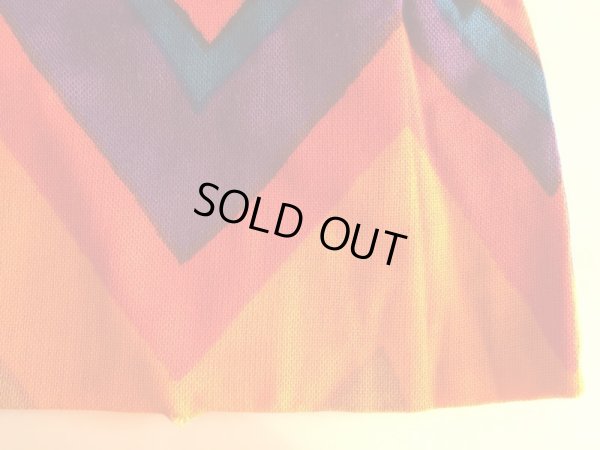 前身左側裾に破れあり