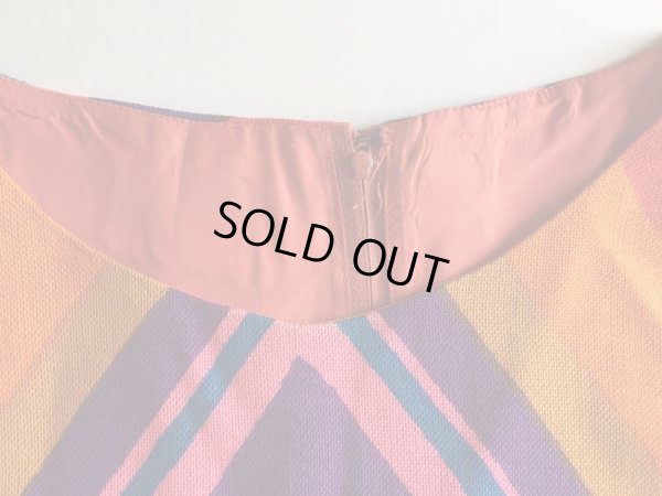 襟ぐり少し白っぽくなっています