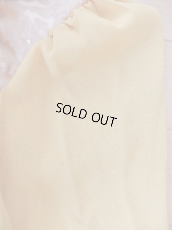 左袖部分に数箇所汚れあり