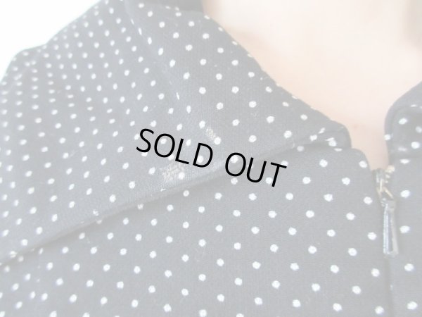 襟の右側が白っぽい汚れ？の箇所があります。