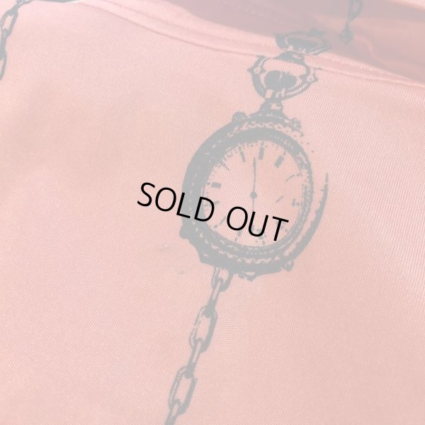 トップスの後ろ背中らへんに小さな穴あき？やぶれ？箇所あります