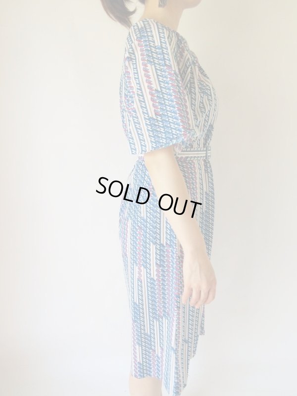 画像4: レトロデザインの変形ストライプのワンピース