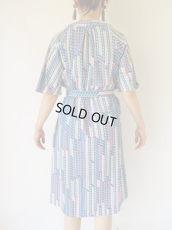 画像5: レトロデザインの変形ストライプのワンピース