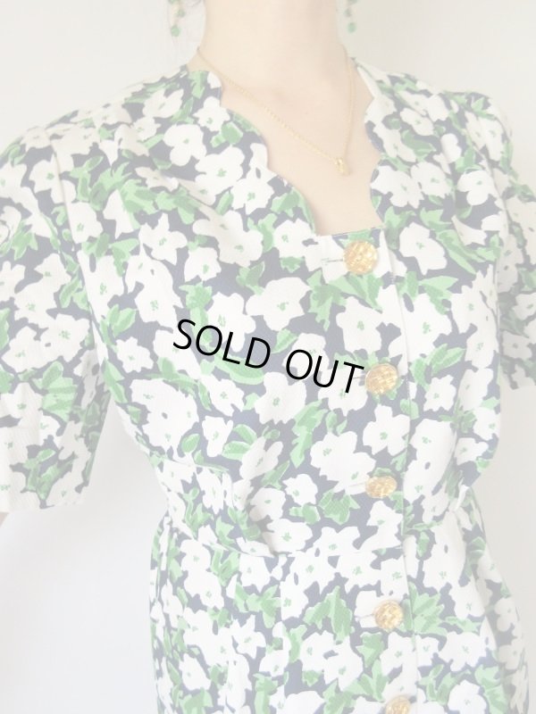 画像8: スカラップ襟の白花模様に夢中