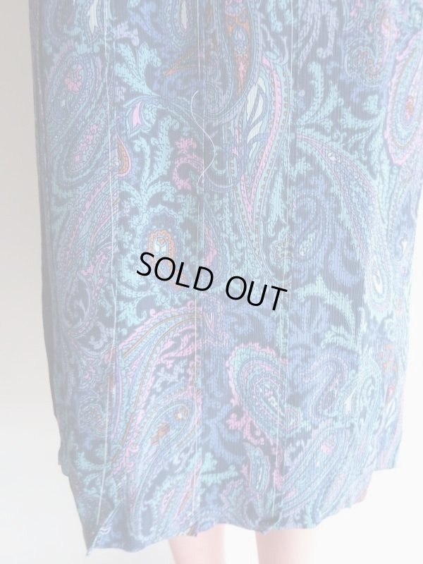 しつけ糸がついたままのデットストックのお品です。