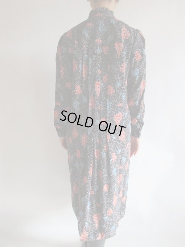 画像5: 赤や青の花模様のゆるシルエットボウタイワンピ