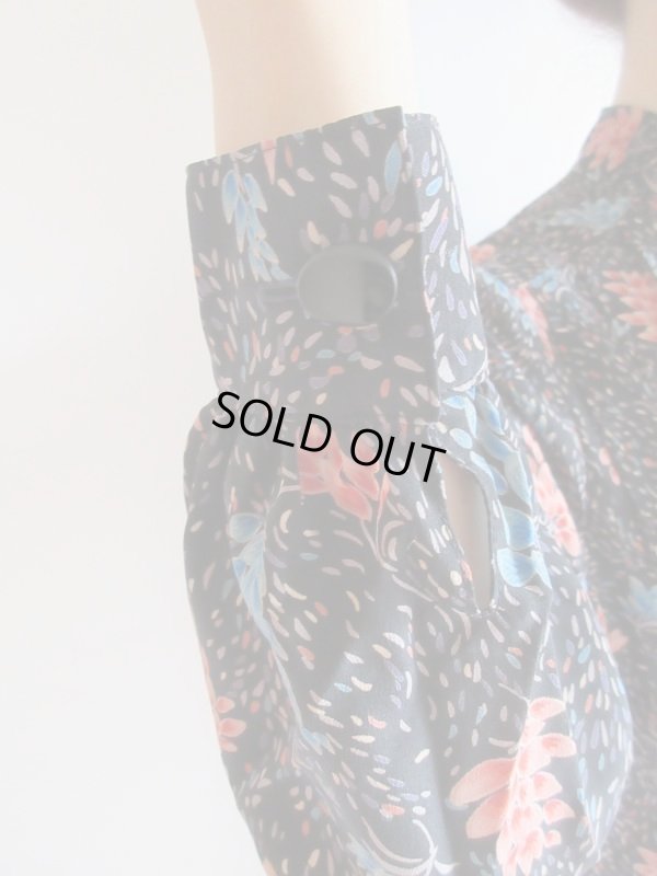 画像6: 赤や青の花模様のゆるシルエットボウタイワンピ