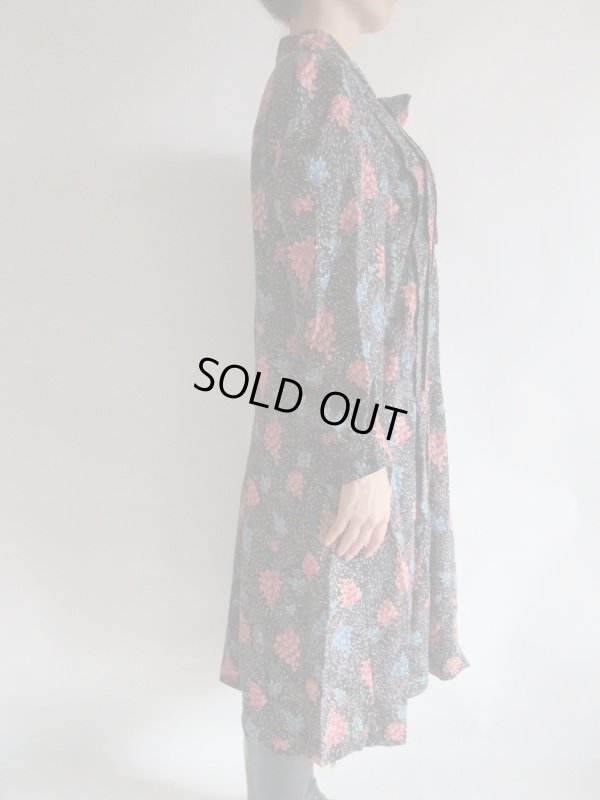 画像4: 赤や青の花模様のゆるシルエットボウタイワンピ