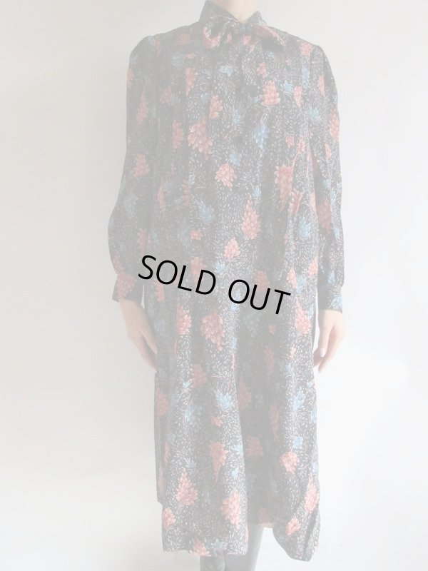 画像3: 赤や青の花模様のゆるシルエットボウタイワンピ