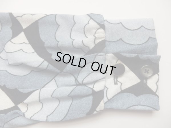 左袖口のボタンが一つ違います