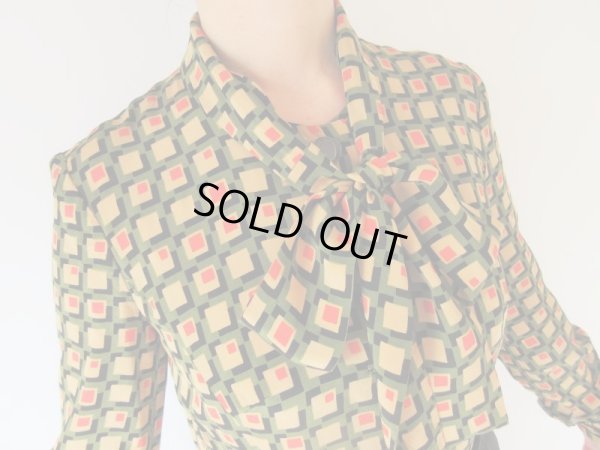 画像6: 幾何学スクエアー柄のボウタイワンピース