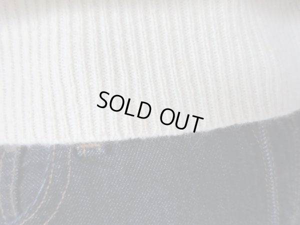 裾の部分にうっすらとシミがあります。