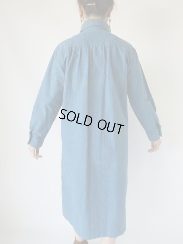 画像4: 赤のワンポイントのゆったりワンピース