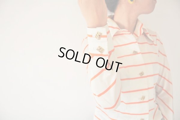 左側のお袖のボタンが１個ありません