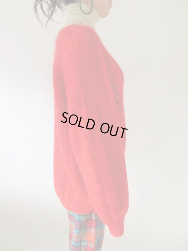 画像4: 【重ね着にオススメ*】鮮やかレッドのVネックニット