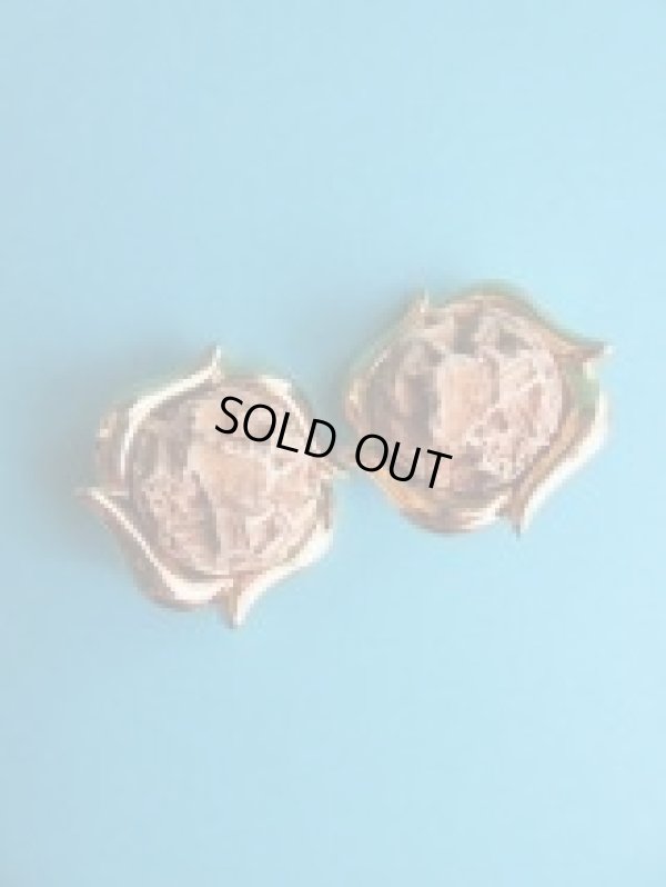 こちらのイヤリングとセットでお届けします。