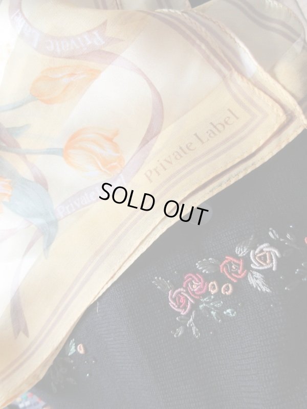 こちらのスカーフと一緒にお届けします。