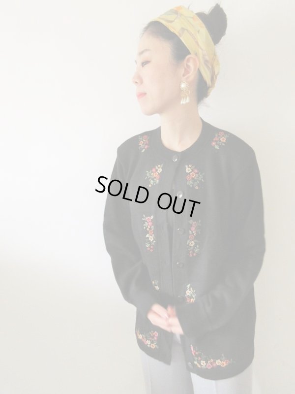 画像3: 【スカーフと2点セットでお届け*】お花刺繍のカーディガン