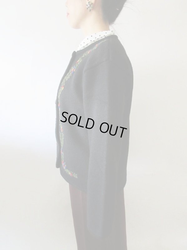 画像4: 【イヤリングと2点セットでお届け*】お花刺繍のカーディガン