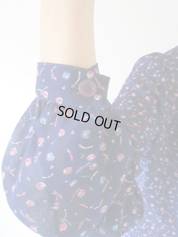 画像7: 【ほのかに透けます*】小花柄の二重襟ブラウス