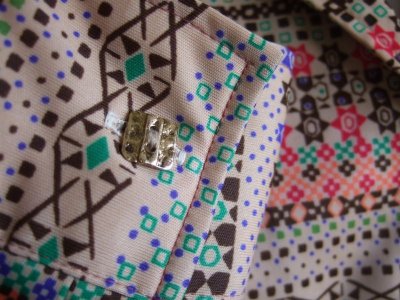 画像1: カラフルレトロ柄ブラウス