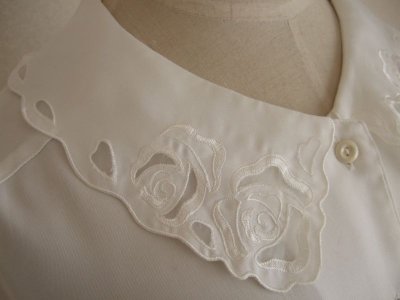 画像1: お花刺繍襟のブラウス