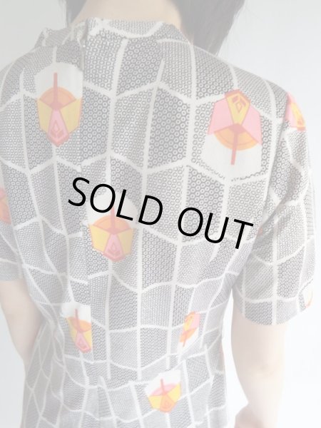 画像2: ★シルエット可愛い幾何学お花ワンピ (2)