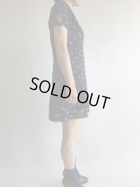 画像2: ★紺地にお花とチョウチョ柄ワンピ (2)