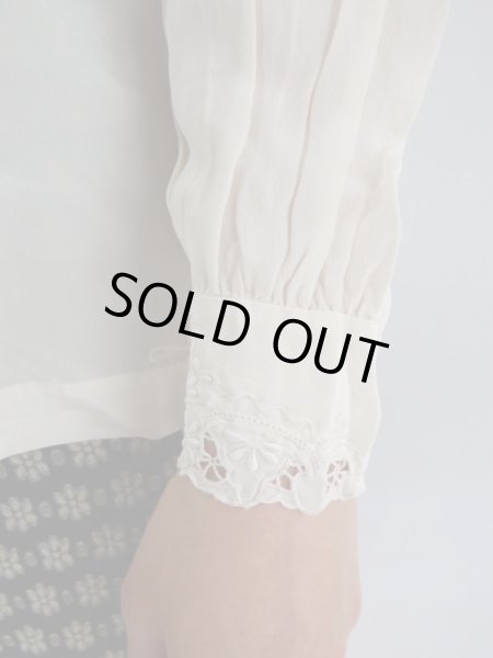 画像6: ★未使用*シルク製お花刺繍の極上ブラウス (6)