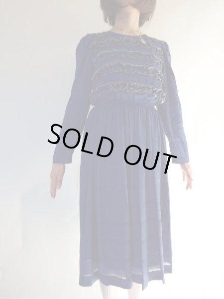 画像4: 深みブルーのゴールドフリルラインワンピース (4)