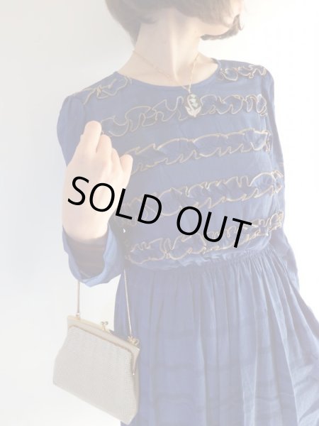 画像3: 深みブルーのゴールドフリルラインワンピース (3)