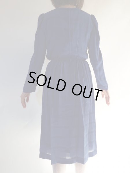 画像6: 深みブルーのゴールドフリルラインワンピース (6)