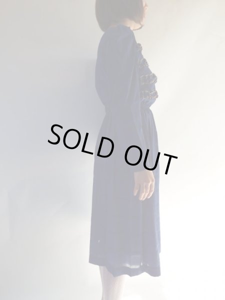 画像5: 深みブルーのゴールドフリルラインワンピース (5)